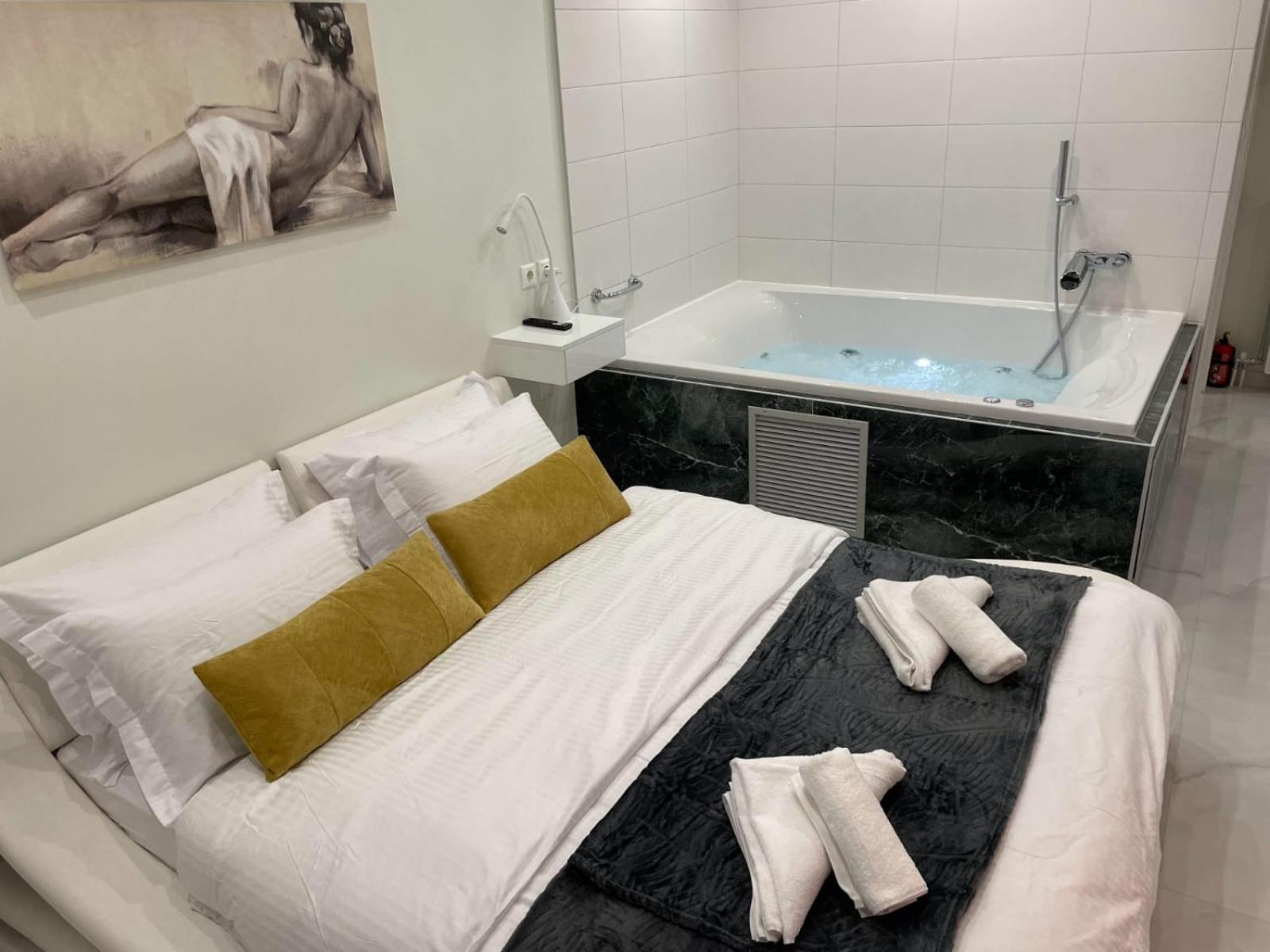 Bubble & Relax - Athens' Hot Tub
